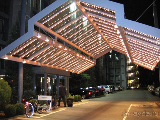 Holiday Inn. У входа в отель. Вечером