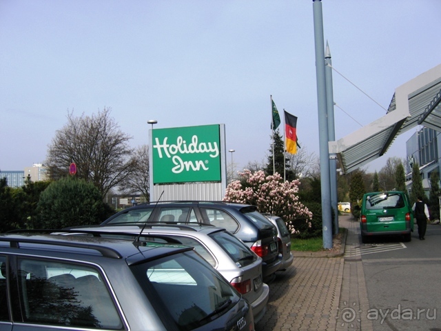 Holiday Inn. У входа в отель много зелени, а парковка маловата будет