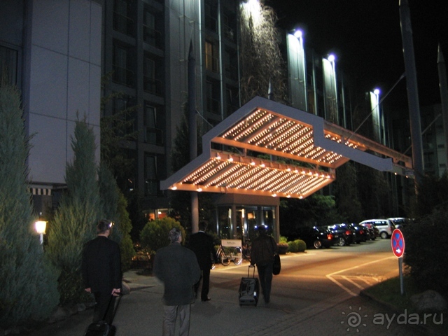 Holiday Inn. У входа в отель. Вечером