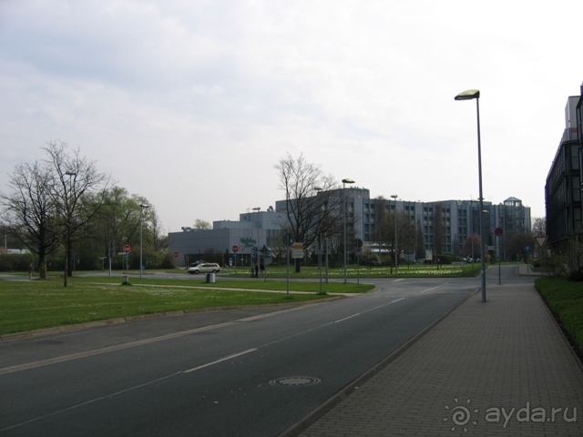 Вид на отель Holiday Inn со стороны отеля Maritim (от стоянки)