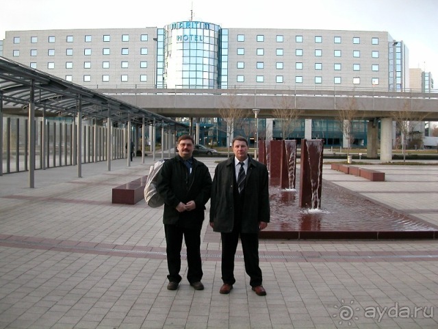 Вид отеля со стороны перехода в аэропорт и на S-Bahn