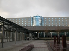 Вид отеля со стороны перехода в аэропорт и на S-Bahn