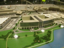 Макет в здании аэропорта с видом на отель Maritim