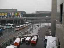 Вид из окна корридора на аэропорт