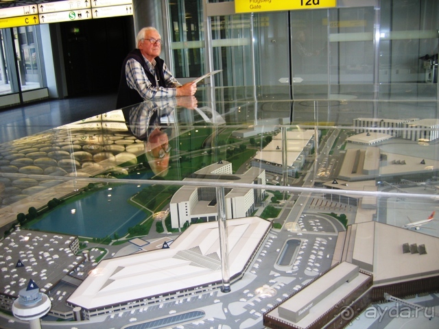 Макет в здании аэропорта с видом на отель Maritim