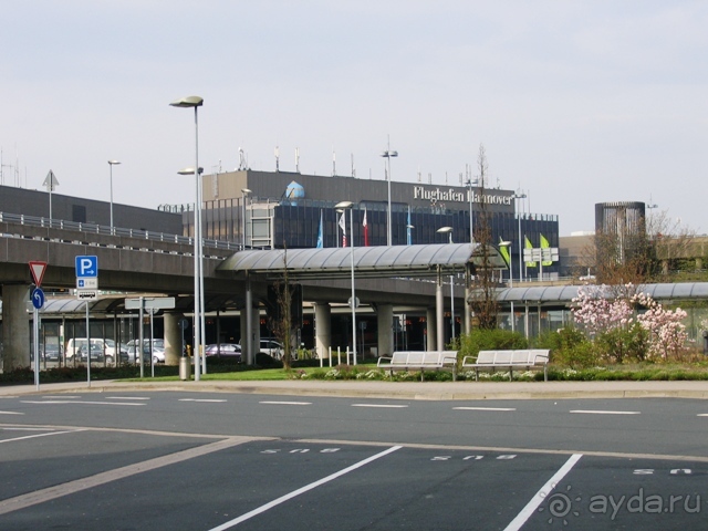 с той же точки вид на вход в аэропорт