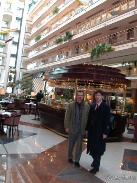 Холл отеля Maritim. Магазинчики