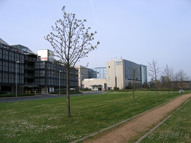 вид со стороны отеля Holiday Inn