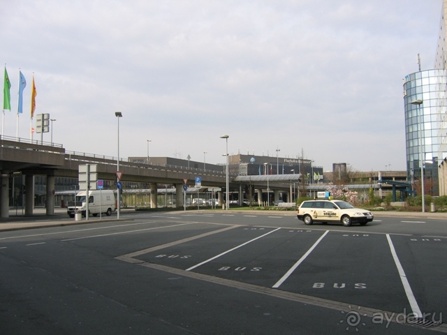 с той же точки вид на вход в аэропорт