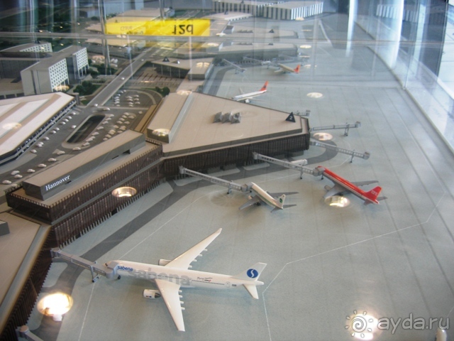 Макет в здании аэропорта с видом на отель Maritim