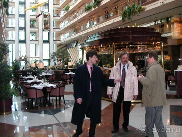 Холл отеля Maritim. Магазинчики