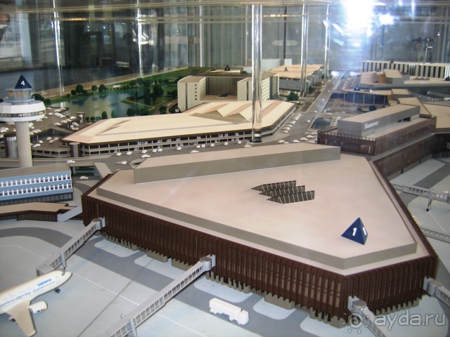 Макет в здании аэропорта с видом на отель Maritim