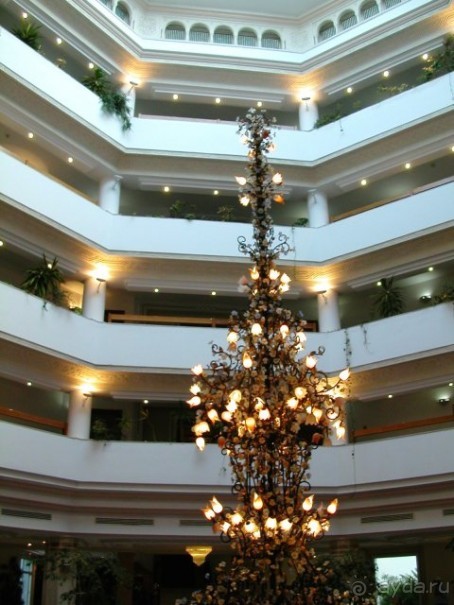 Холл отеля Sol Azur. Красивая огромная люстра