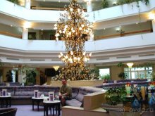 Холл отеля Sol Azur. Красивая огромная люстра