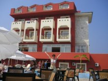 отель и вся его территория (очень маленькая)