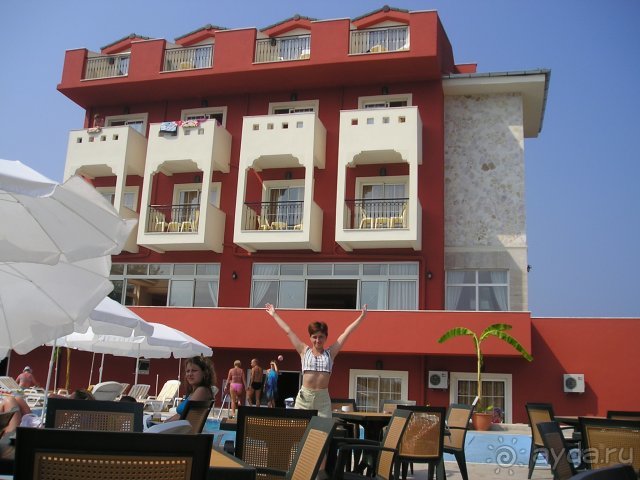 отель и вся его территория (очень маленькая)