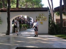 Парадный вход на территрию гостиницы