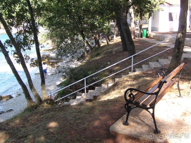 Спуск к морю .