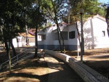 Отдельные домики на территории тоже гостиницы ...