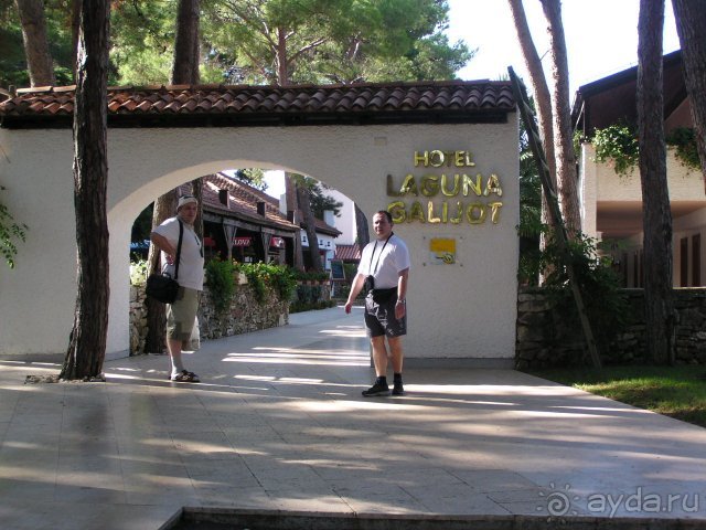 Парадный вход на территрию гостиницы