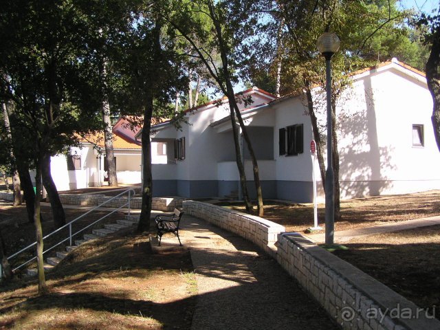 Отдельные домики на территории тоже гостиницы ...