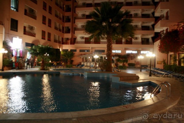 Бассейн внутри основного знания (ночью)