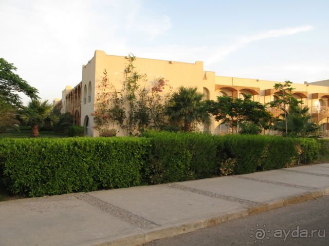 Красивая территория, сервис - слабоват, короче: для загорания около бассейна - в самый раз