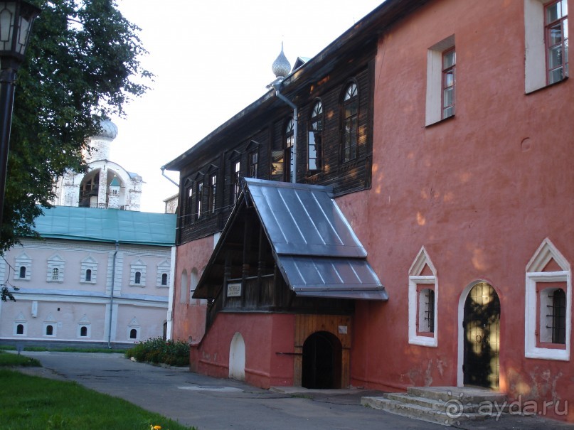 Огромное преимущество гостиницы "Дом на погребах" от других гостиц Ростова великого  в том . что она находится на территории Кремля