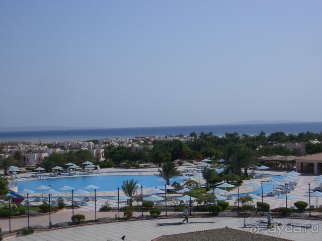 вид на море и бассейн