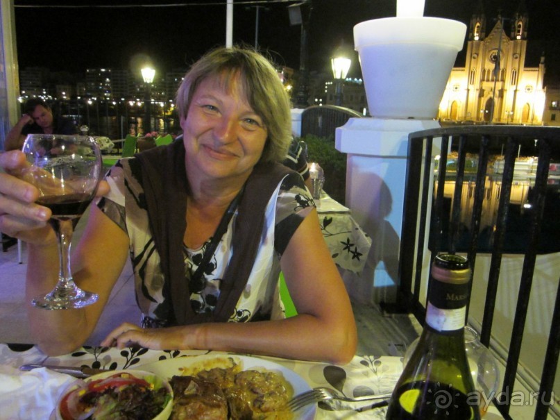 Сент Джулианс -  ужин с видом на церковь Богородицы горы Кармель