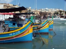 Главная площадь поселка и церковь Мадонна Та'Помпеи