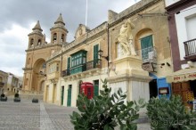 Главная площадь поселка и церковь Мадонна Та'Помпеи