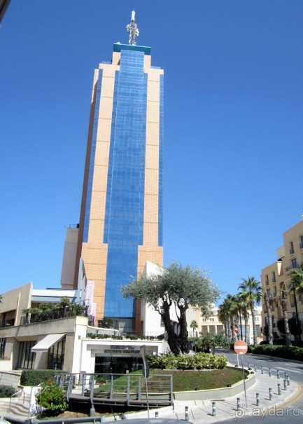 Торговый центр Portomaso Shopping Complex - единственный на Мальте небоскреб