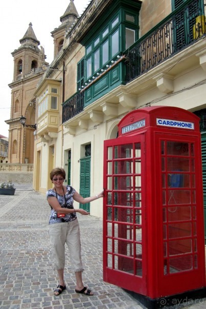 Главная площадь поселка и церковь Мадонна Та'Помпеи