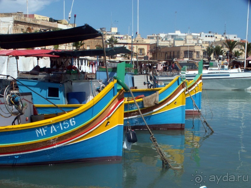 Главная площадь поселка и церковь Мадонна Та'Помпеи