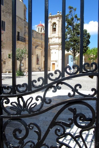 Меллиха - вход на территорию церкви