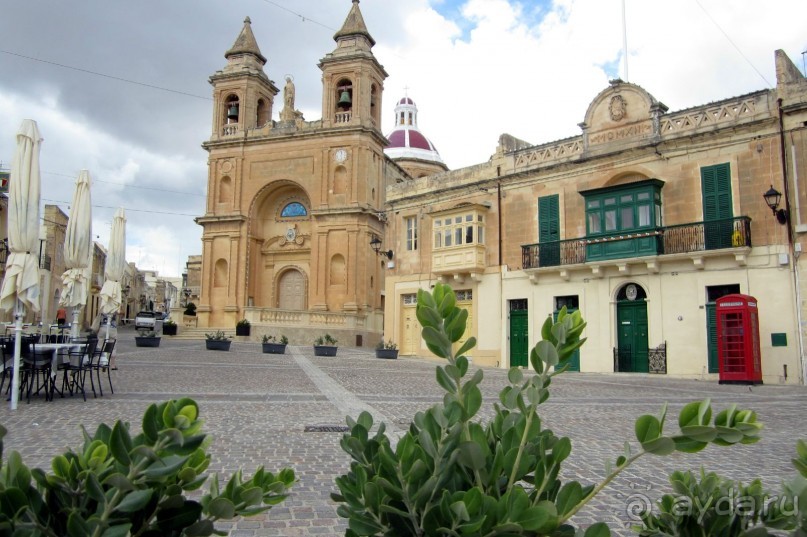 Традиционная английская красная телефонная будка - работает!