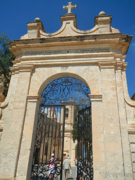 Меллиха - вход на территорию церкви