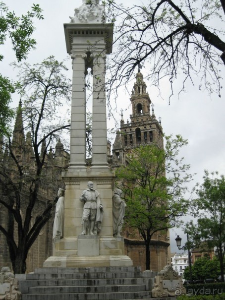 Севилья - площадь перед Кафедральным собором