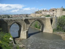 Толедо - вида на город со смотровой площадки от моста