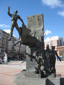 Мадрид - Plaza de Toros - монумент «умер тореро, родился ангел»
