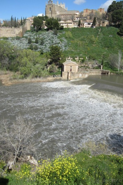 Толедо - вида на город со смотровой площадки от моста