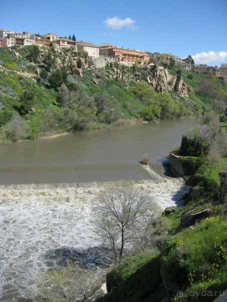 Толедо - вида на город со смотровой площадки от моста