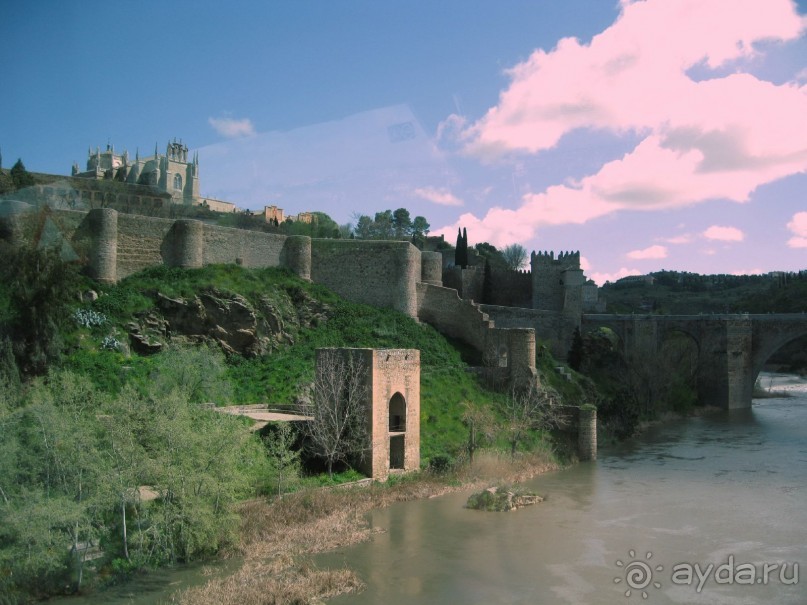 Толедо - вида на город со смотровой площадки от моста