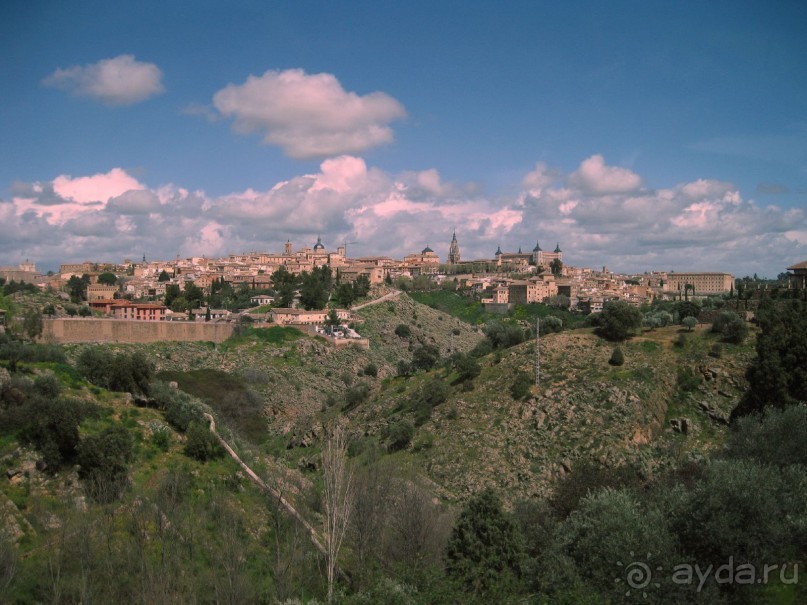 Толедо - вида на город со смотровой площадки от моста