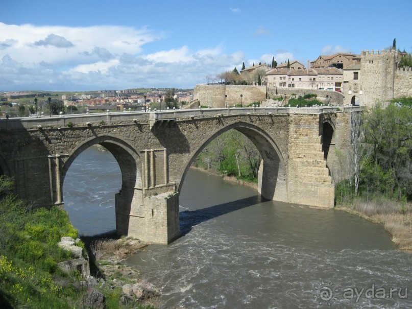 Толедо - вида на город со смотровой площадки от моста