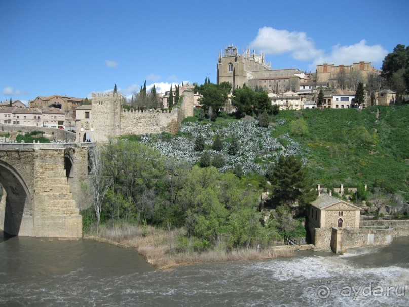 Толедо - вида на город со смотровой площадки от моста