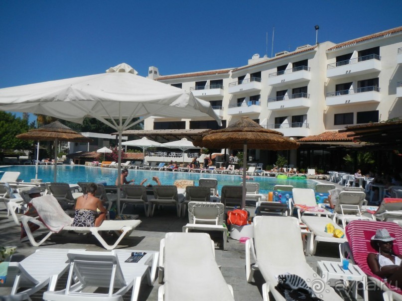 Бассейн у главного корпуса