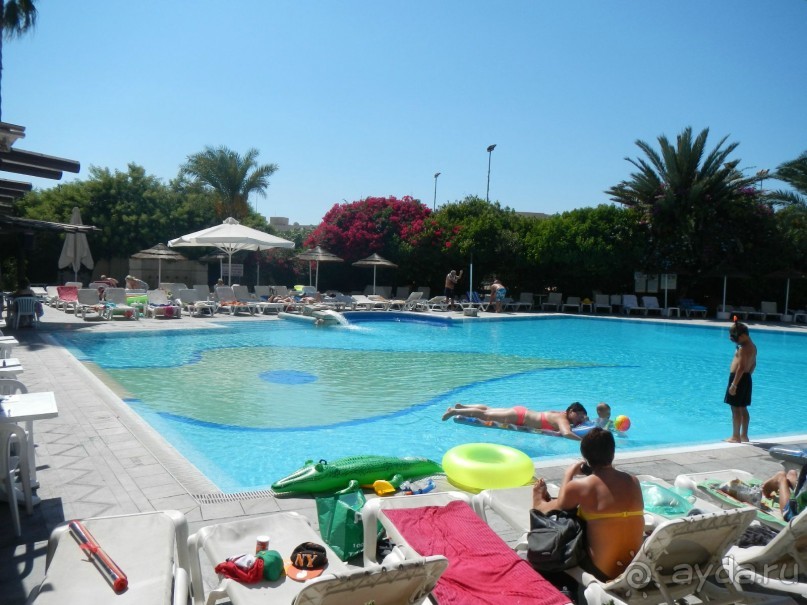 Бассейн у главного корпуса