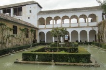 Вид на Альгамбру из садов Генералифе